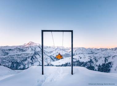 © Oesterreich Werbung_Schaukel-Damuels-im-Winter-mit-Bergpanorama_Martin-Morscher