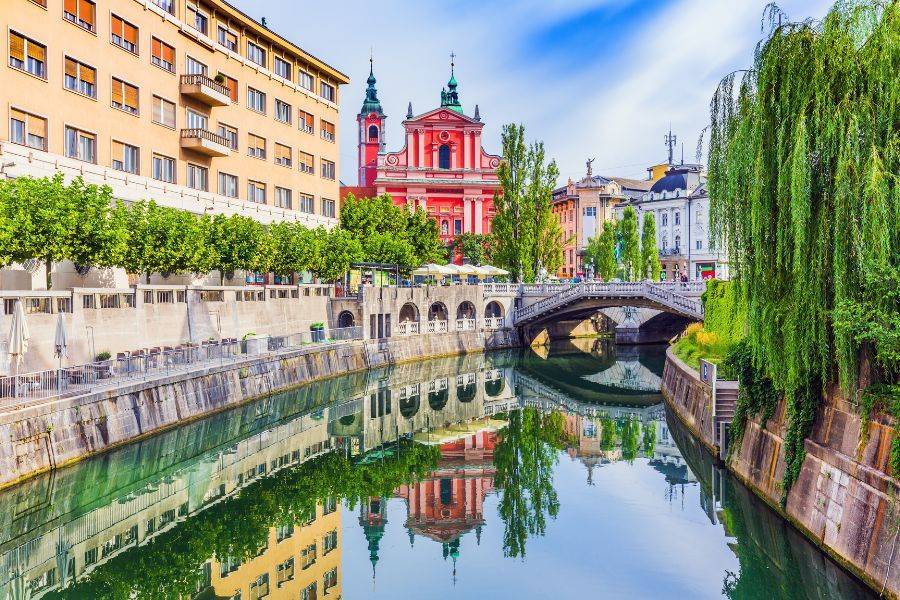 Altstadt von Ljubljana mit Fluss, Brücke und bunten historischen Gebäuden in Slowenien