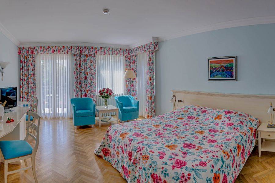 Verspieltes Doppelzimmer mit bunten Akzenten.