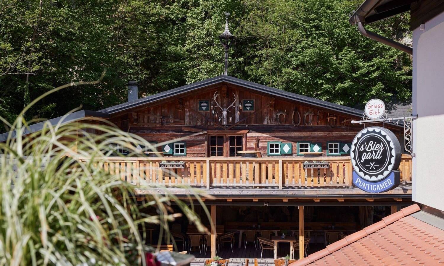 Gederckter TIsch in der Eventlocation Almhütte Graz des I AM HOTELS Graz Seiersberg mit urigem Ambiente für Firmenfeiern, Weihnachtsfeiern und Seminare nahe Graz