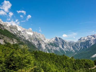 Berglandschaft in Albanien mit grünen Tälern und hohen Gipfeln