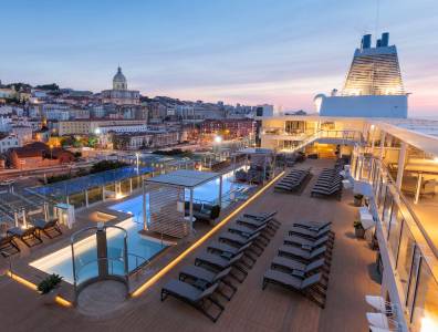 Das Pooldeck der Silver Dawn im violetten Licht des Sonnenunterganges. Im Hintergrund sieht man Lissabon.