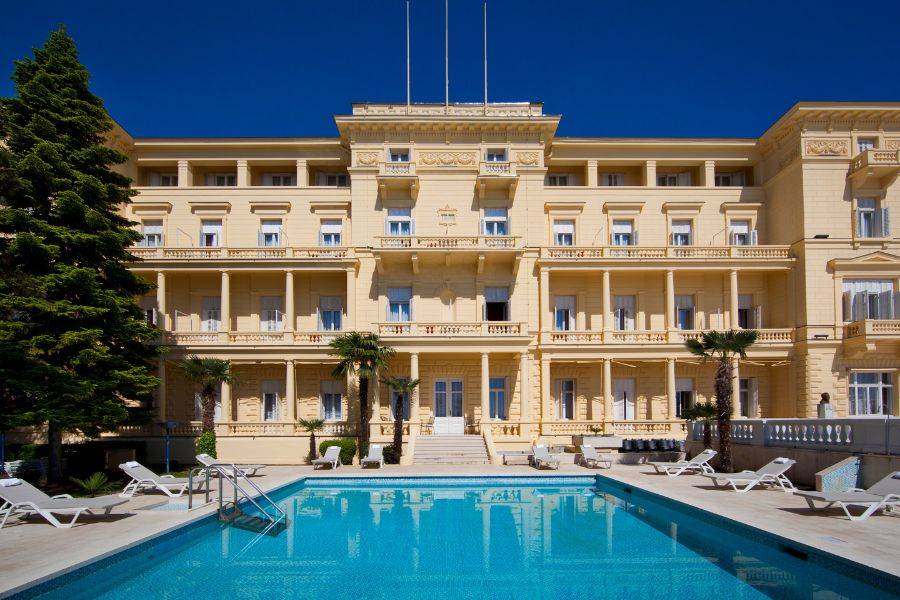 Das Pool des Hotels vor dem schönen Gebäude.