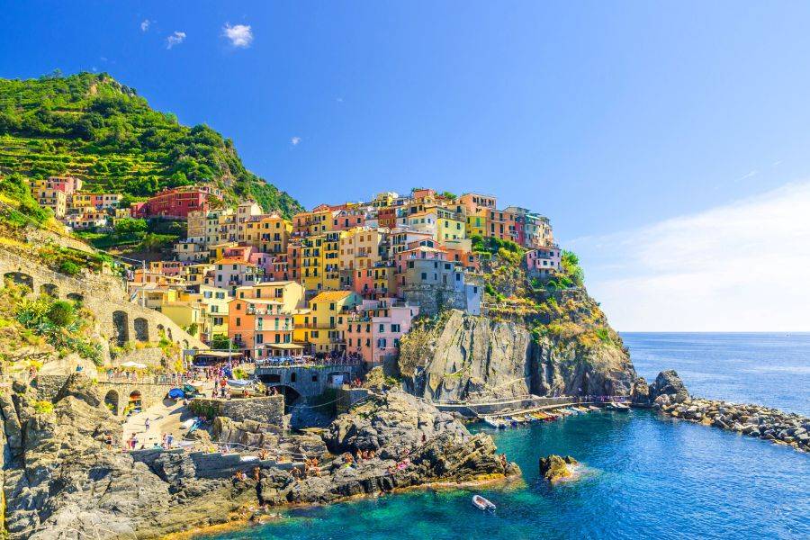 Farbenfrohes Küstendorf der Cinque Terre an der italienischen Mittelmeerküste