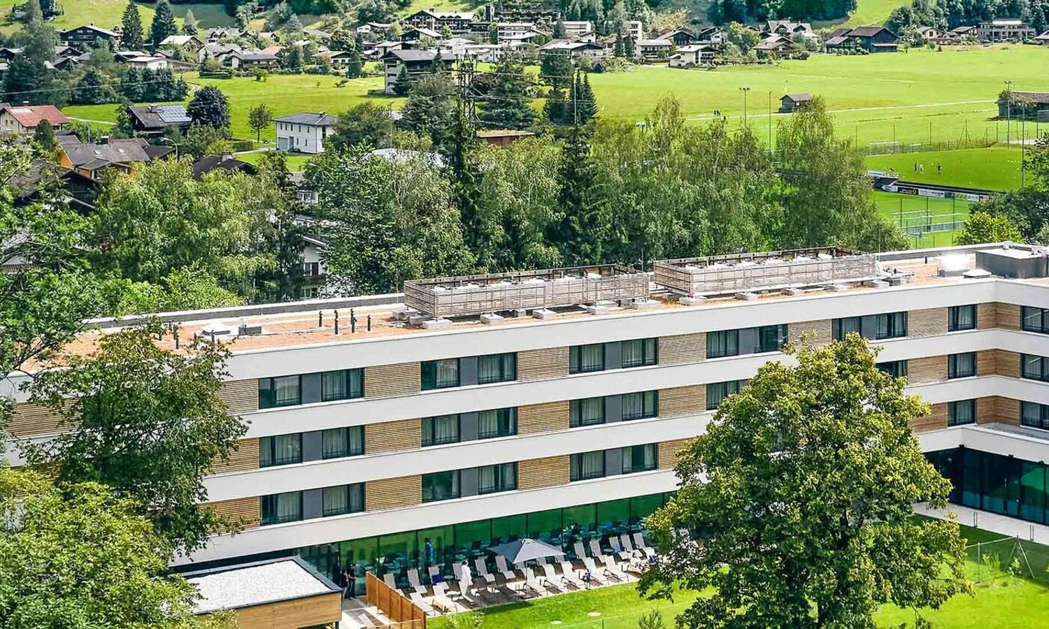 Hotel von außen im Sommer