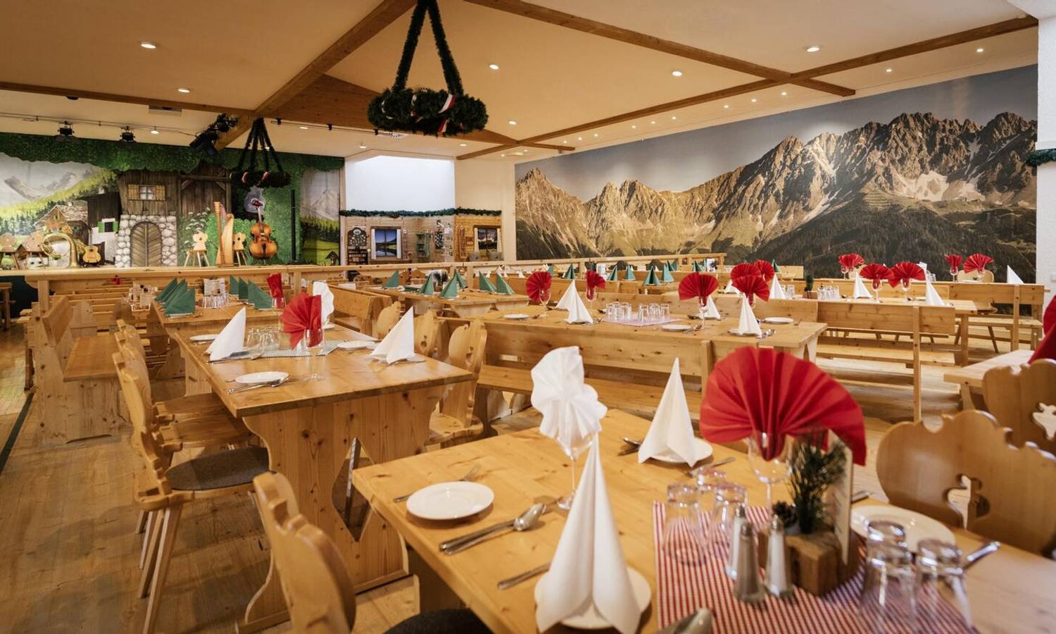 Eingang der traditionellen Eventlocation Alpensaal Innsbruck für Kongresse, Firmenfeiern und Gruppenveranstaltungen mit über 500 Quadratmetern & bis zu 500 Gäste  