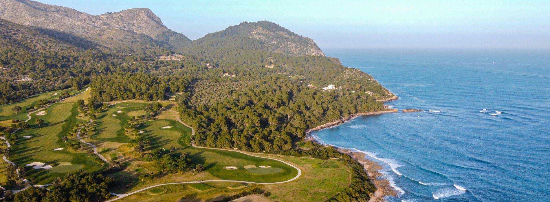 Golfplatz an der Küste von Mallorca mit Blick auf das Mittelmeer