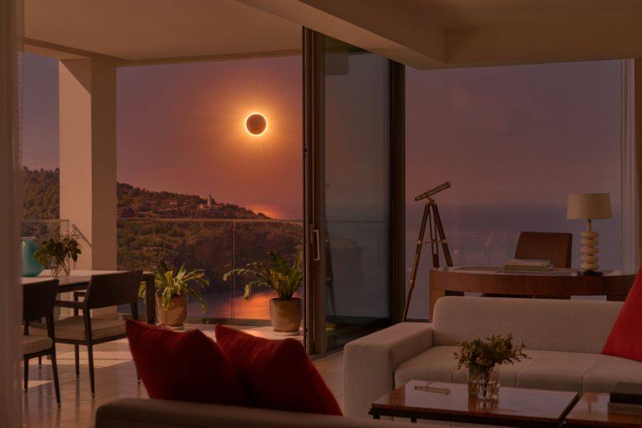 Die Observatory Suite bietet mit privatem Teleskop und Panoramablick den perfekten Rahmen für die totale Sonnenfinsternis.