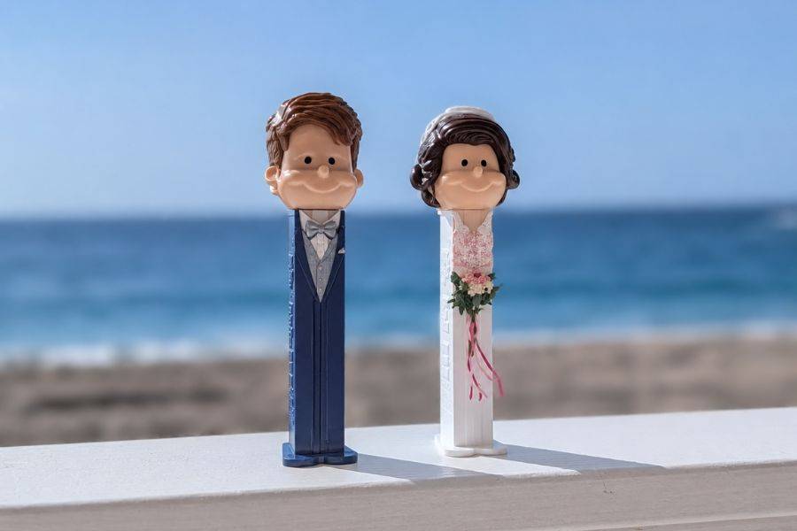Hochzeitstortenfiguren mit Meeresblick bei einer Strandhochzeit auf Rhodos