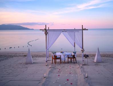 Romantisches Candle-Light-Dinner am Strand bei Sonnenuntergang
