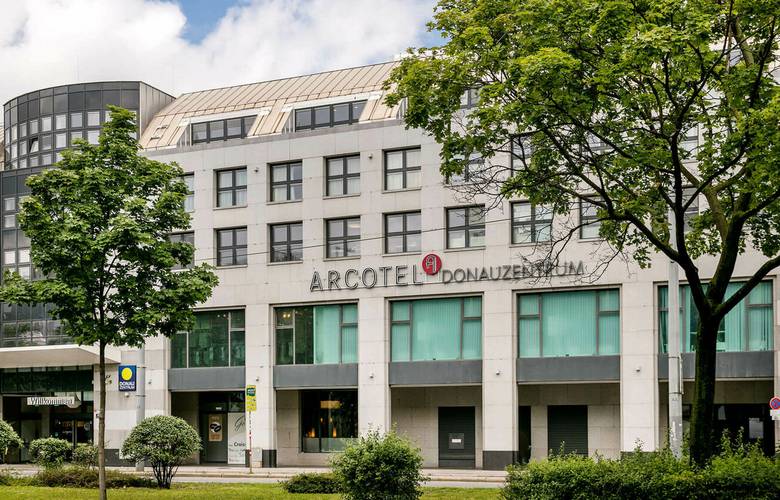 Außenansicht  des moderner  ARCOTEL Donauzentrum Wien als Seminarhotel und Eventlocation im 22. Bezirk