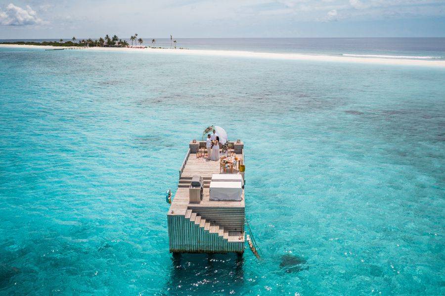 Eine Zermonie mitten am Wasser. Eine wunderschöne Plattform wurde für die Hochzeit aufbereitet.