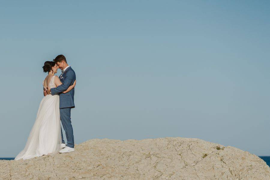 Frisch vermähltes Brautpaar bei einem romantischen Fotoshooting auf Rhodos