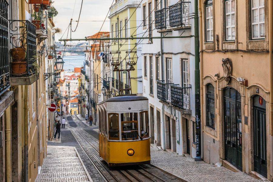 Historische Straßenbahn in einer charmanten Altstadt mit engen Gassen