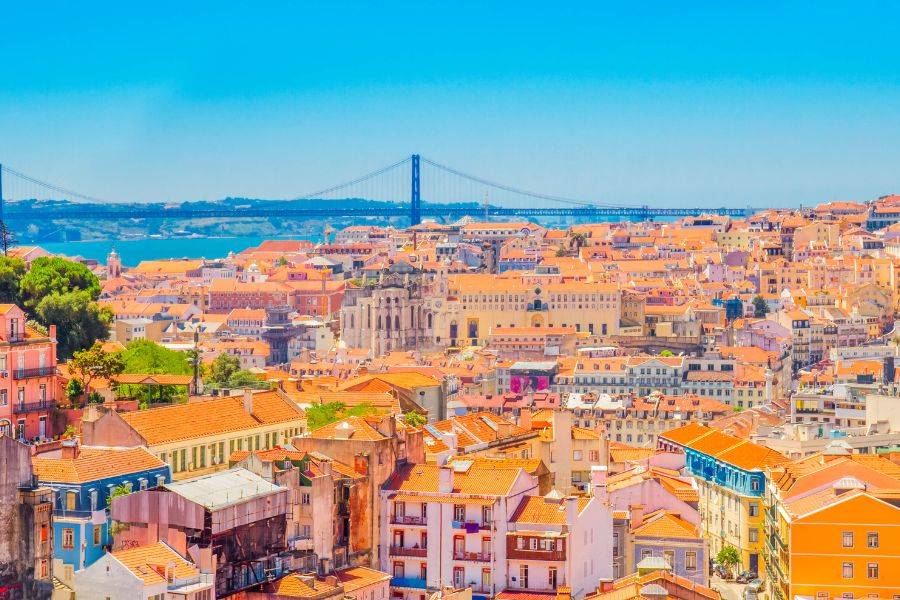Aussichtspunkt in Lissabon mit Panorama über Dächer und den Atlantik