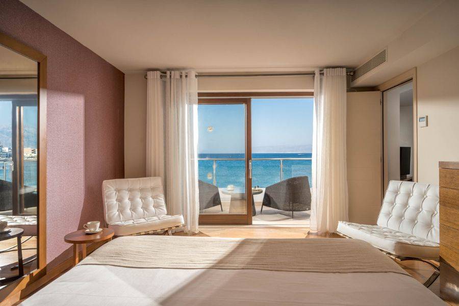 Stilvoll eingerichtetes Hotelzimmer mit Meerblick, modernen Möbeln und direktem Zugang zum Balkon im Creta Maris Beach Resort.