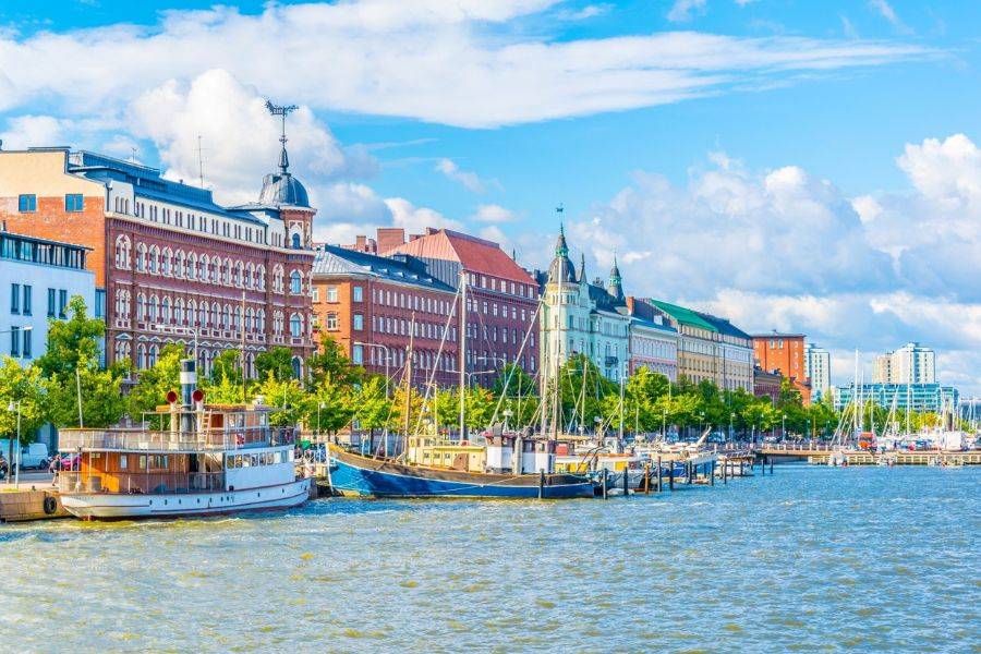 Hafenpromenade von Helsinki mit historischen Gebäuden und Schiffen
