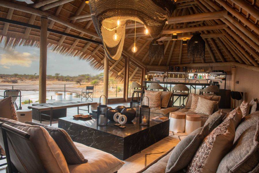Einblick in eine der Lodges, welche rustikal und im Boho Style gehalten ist.