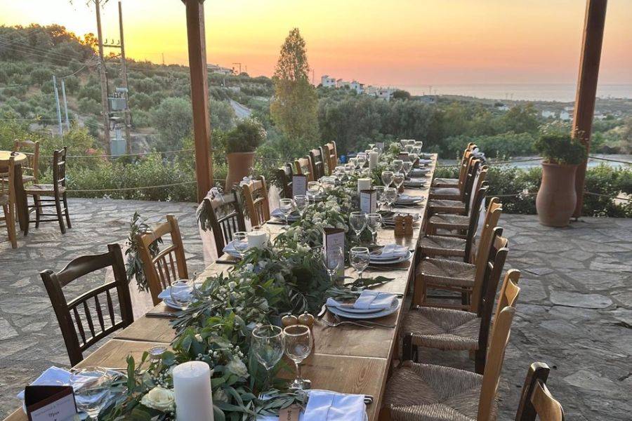Detailreich gedeckter Tisch in der Abendsonne
