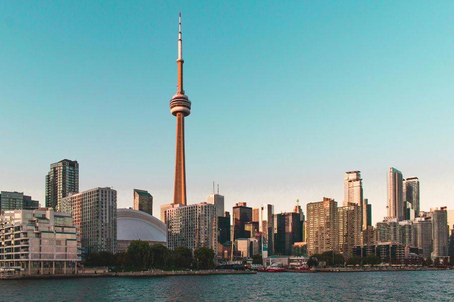 Blick auf die Skyline von Toronto mit dem markanten CN Tower bei Tageslicht.