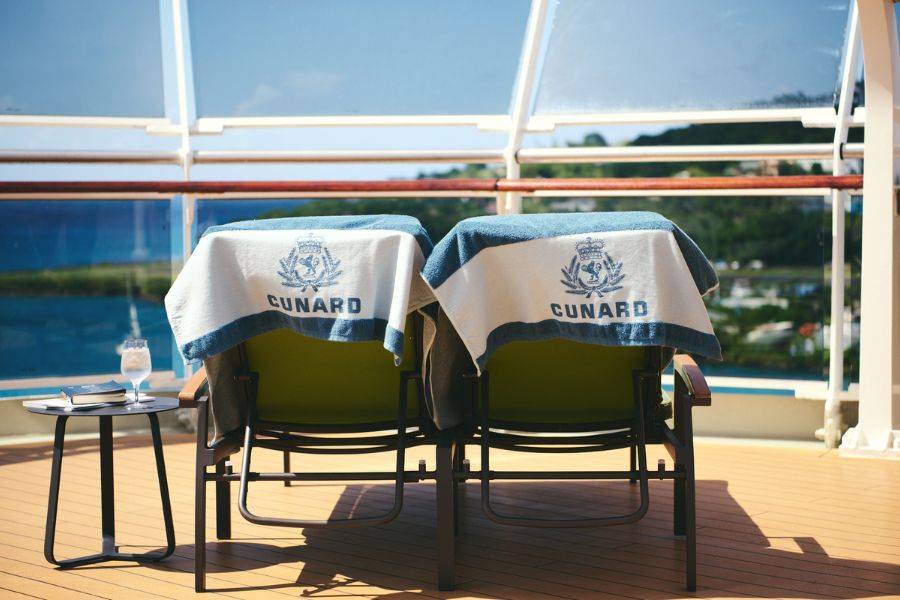 Entspannung auf dem Sonnendeck einer luxuriösen Cunard Kreuzfahrt