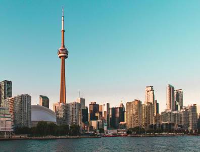 Blick auf die Skyline von Toronto mit dem markanten CN Tower bei Tageslicht.