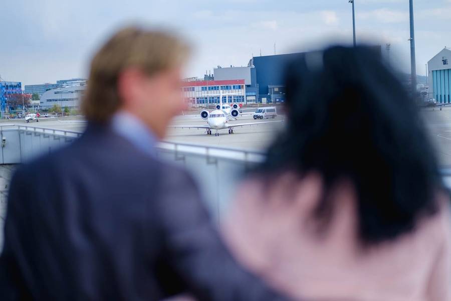 Das Paar von hinten mit Ausblick auf den Flughafen.