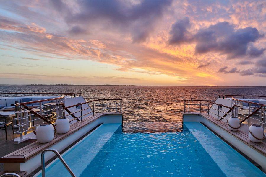 Aussicht über den Pool auf dem Schiff in den Sonnenuntergang