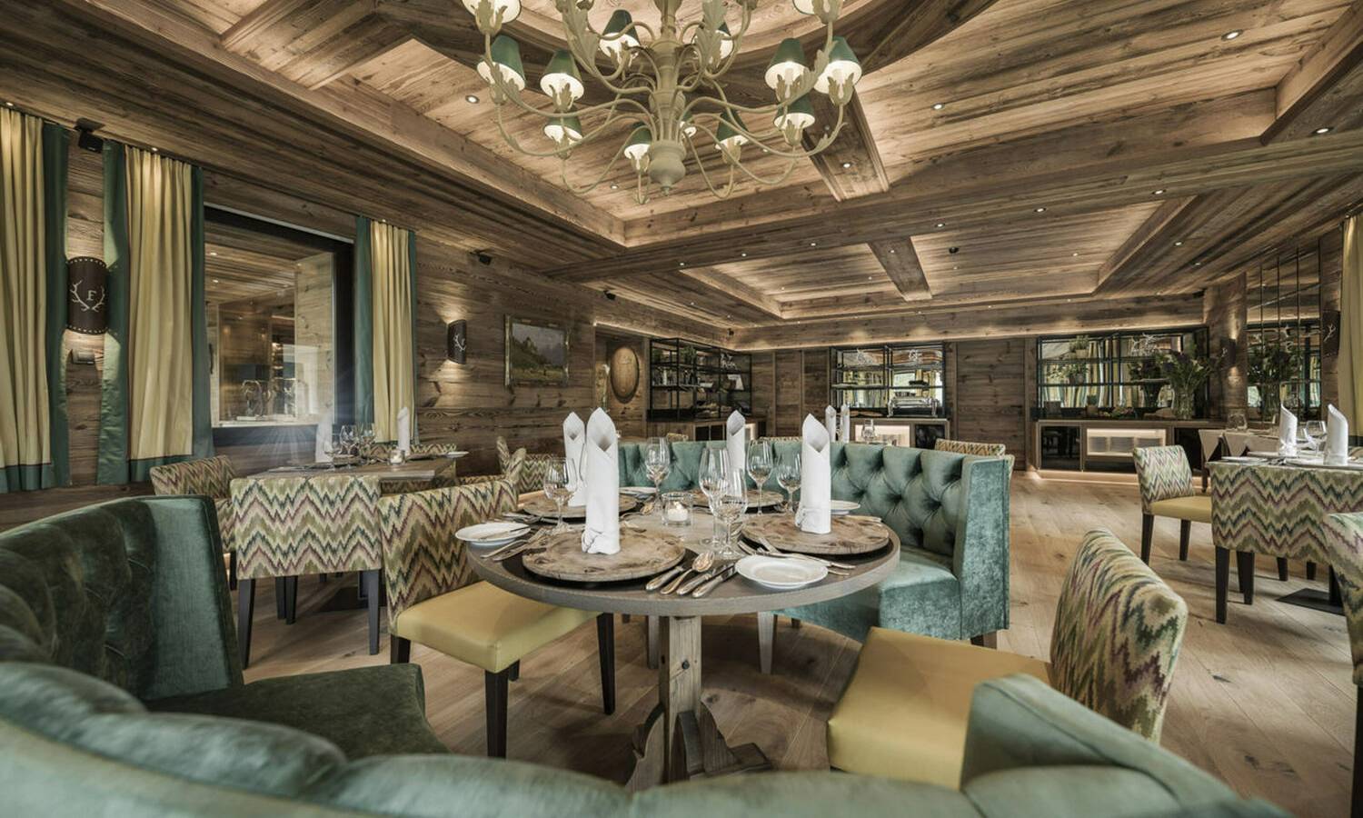 Restaurantbereich mit gedeckten Tischen