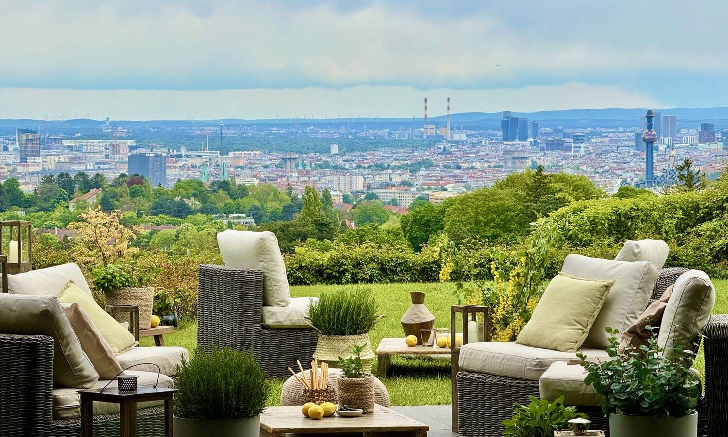 Lounge Möbel im Außenbereich mit Blick auf Wien