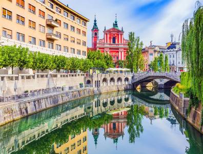 Altstadt von Ljubljana mit Fluss, Brücke und bunten historischen Gebäuden in Slowenien