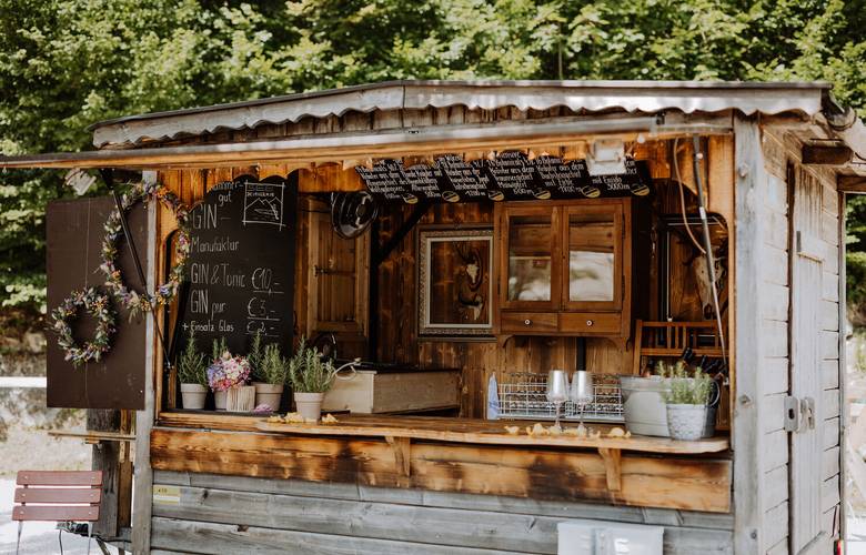 Streetfood Hütte im Almstadl am Schwarzensee mit regionalen Speisen in alpiner Umgebung