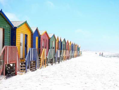 Farbenfrohe viktorianische Strandhäuschen am Muizenberg Beach in Kapstadt, Südafrika.