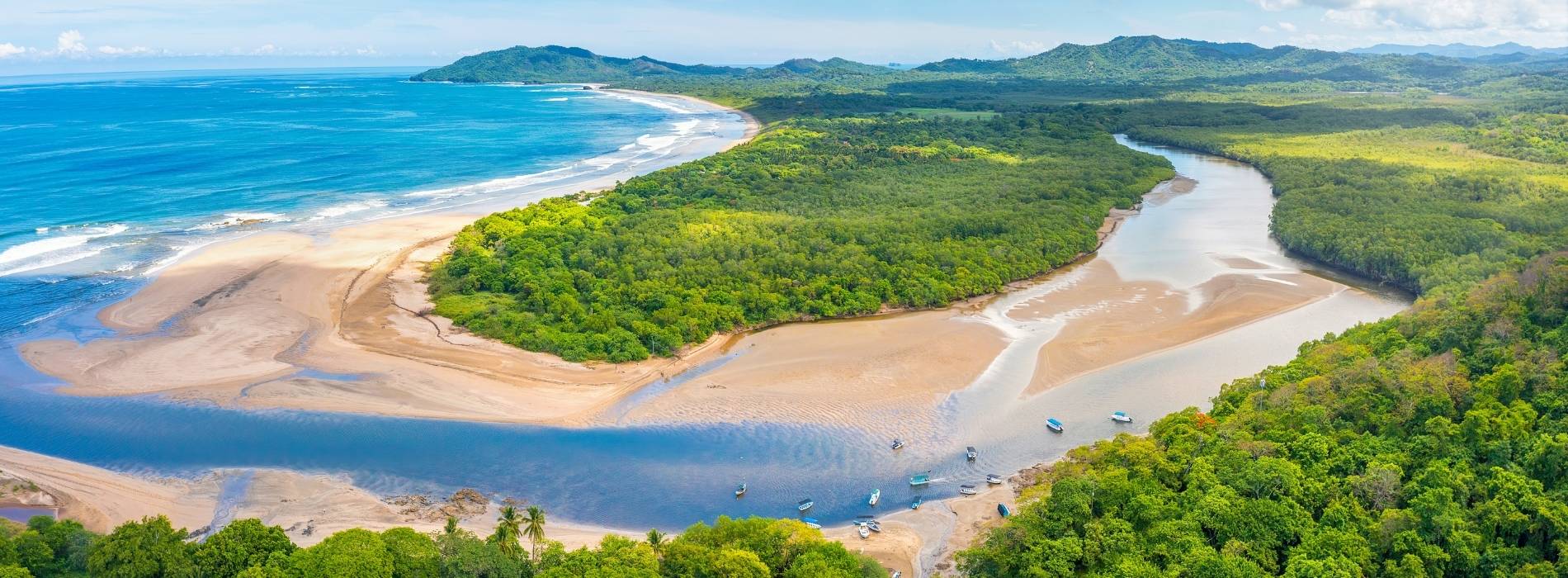 Flussmündung und Mangrovenlandschaft an der Küste Costa Ricas mit Pazifikstrand