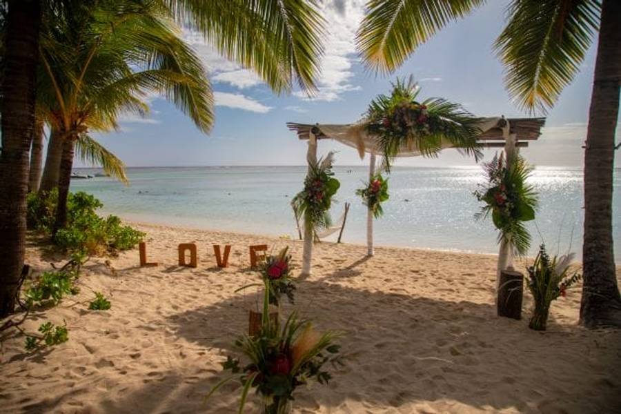 Hochzeitsdekorationen am Strand. Umrandet von Palmen.