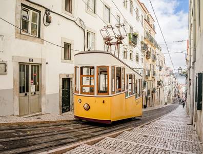 Die historische gelbe Straßenbahn in Lissabon.