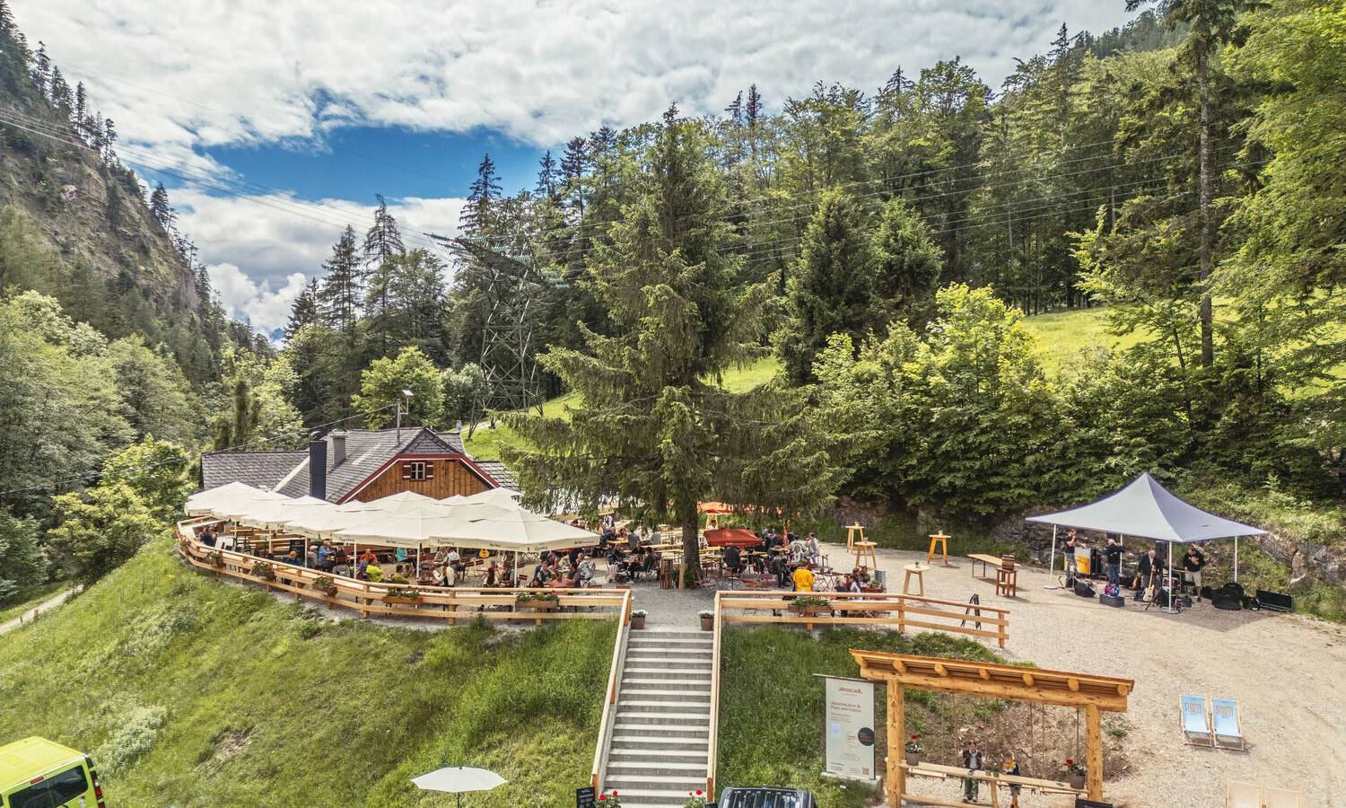 Streetfood Hütte im Almstadl am Schwarzensee mit regionalen Speisen in alpiner Umgebung