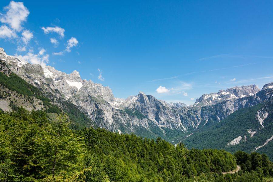 Berglandschaft in Albanien mit grünen Tälern und hohen Gipfeln