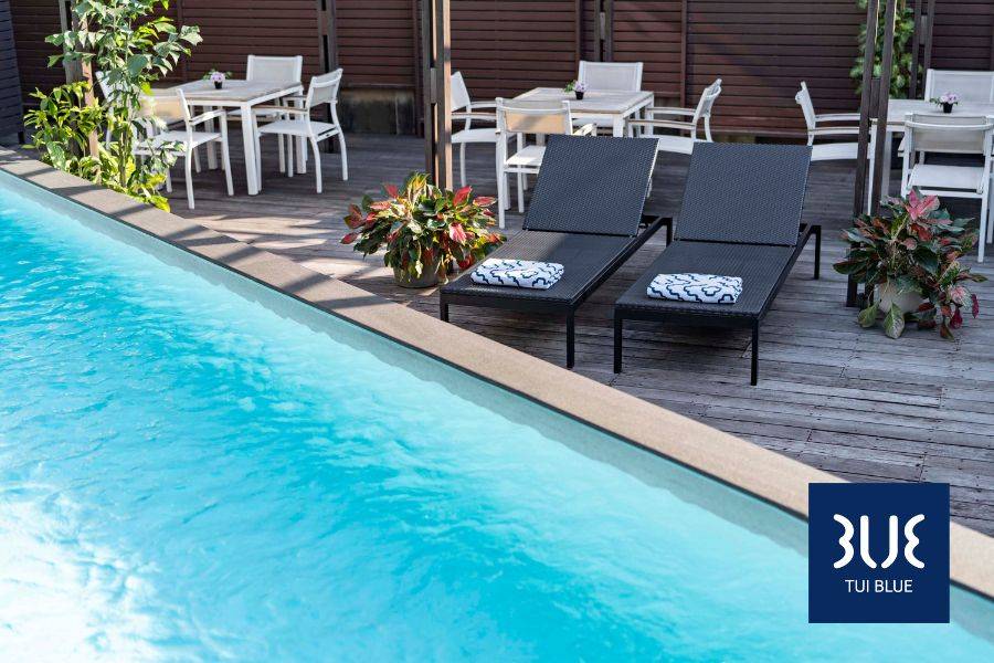 TUI BLUE Maduzi Bangkok – Pool mit Liegen