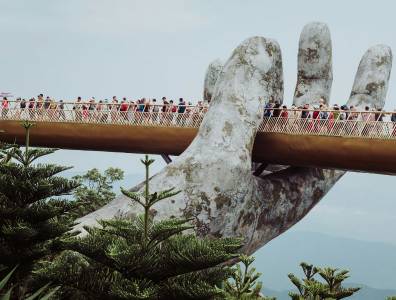 Die berühmte Golden Bridge in Da Nang, getragen von riesigen Steinhänden