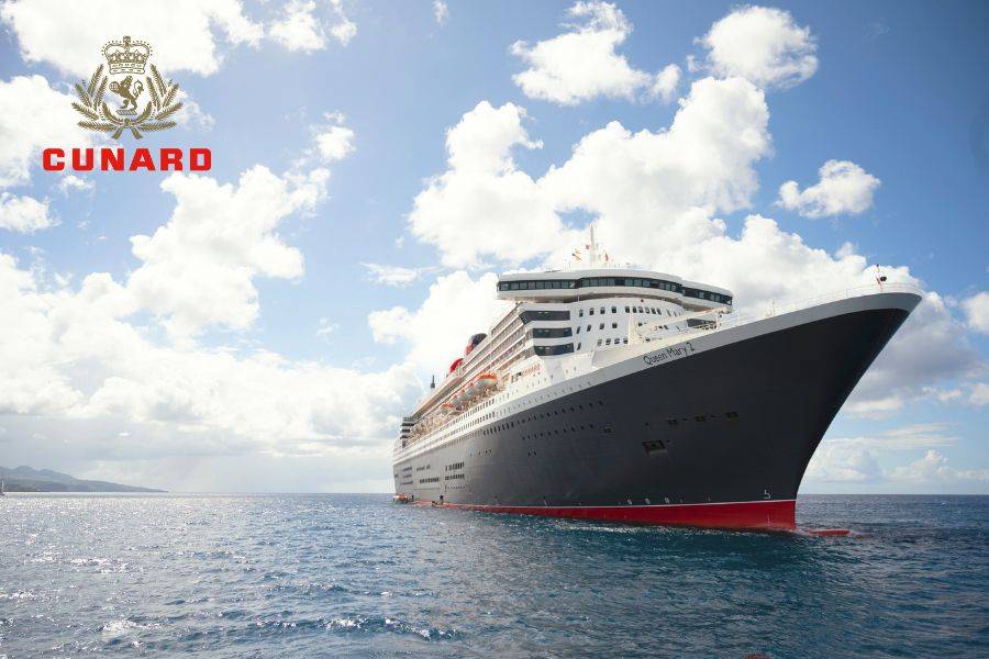 Queen Marry 2 auf dem Meer bei blauem Himmel mit Wolken