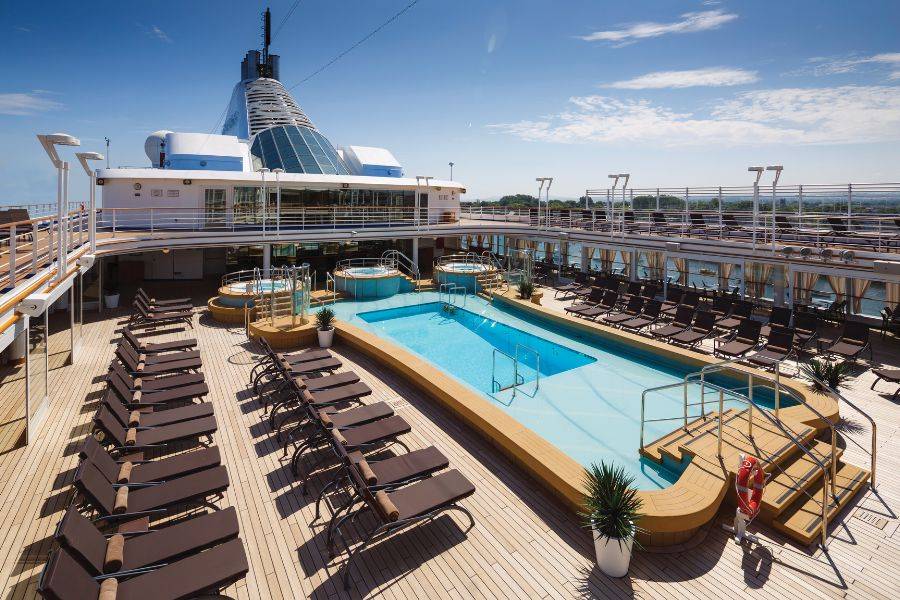 Poolanlage der Silver Spirit, Pool umrandet von Liegestühlen