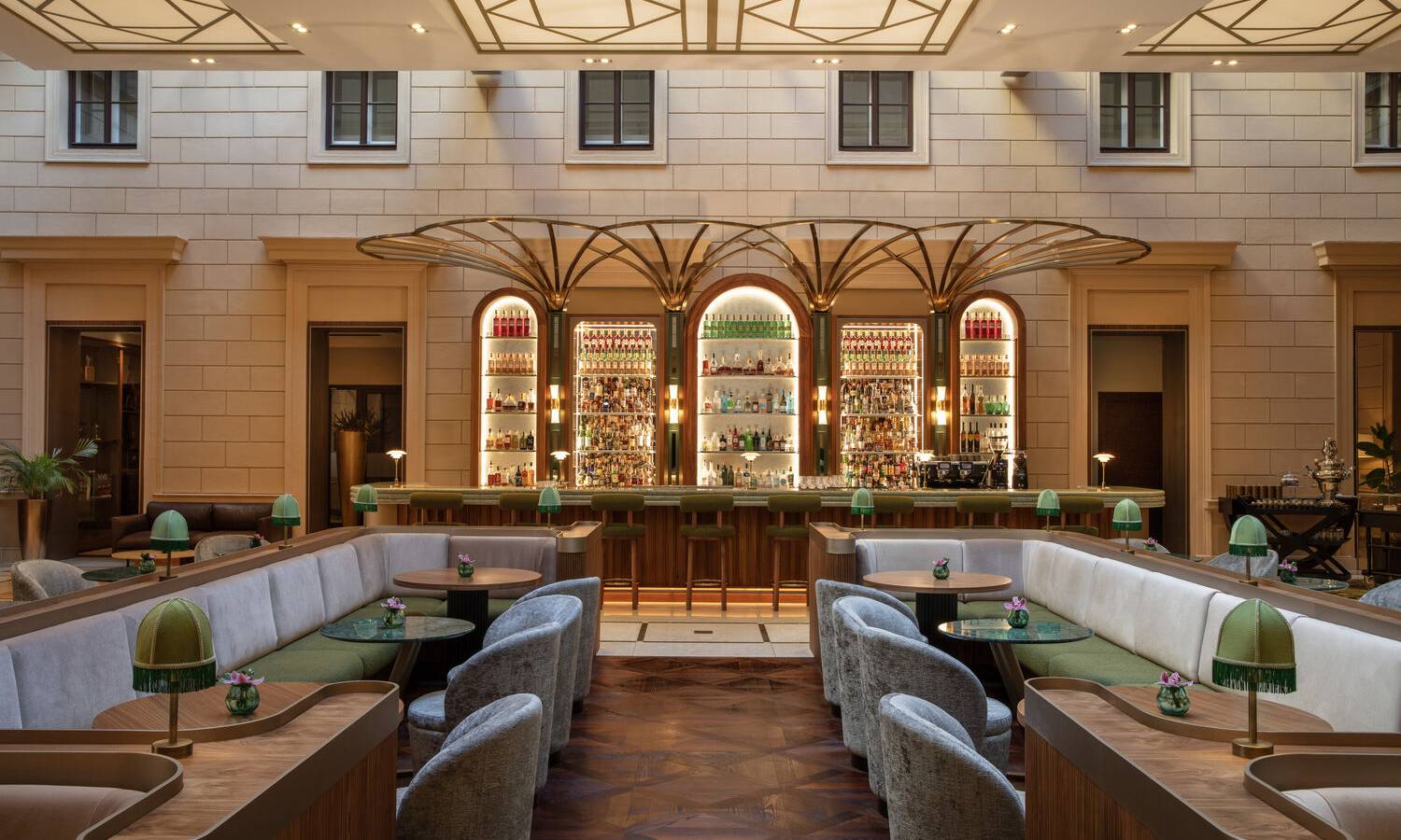 Business Meeting Raum im Anantara Palais Hansen Vienna mit Boardroom und angrenzendem Lounge-Bereich mit gehobenem Catering und Obst