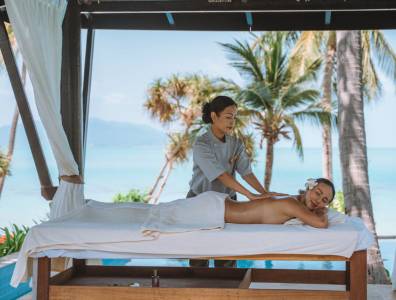 Wellnessmassage im Freien mit Meerblick im Melati Beach Resort