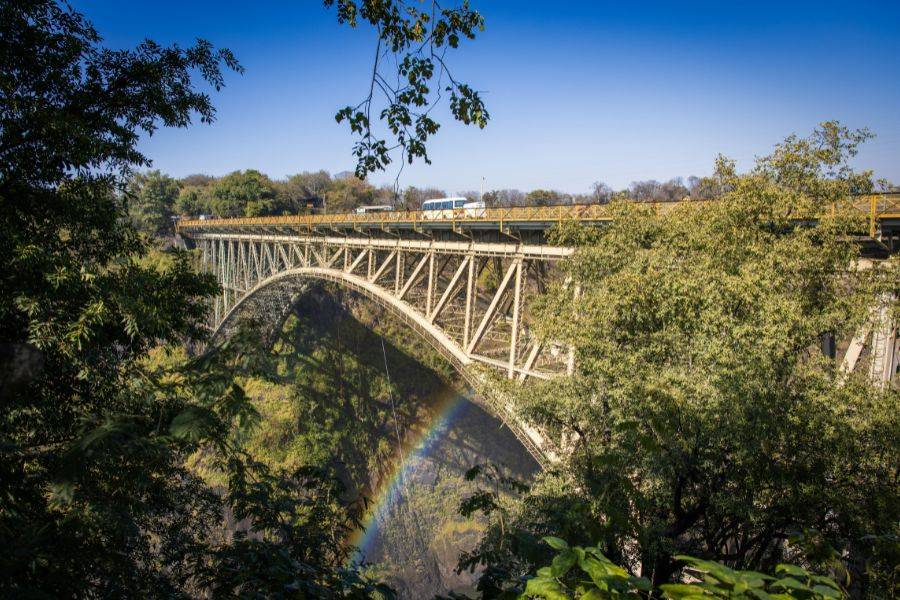 © Unsplash Aussicht auf die Victoriafälle-Schlucht mit der ikonischen Victoria Falls Bridge über dem Sambesi.