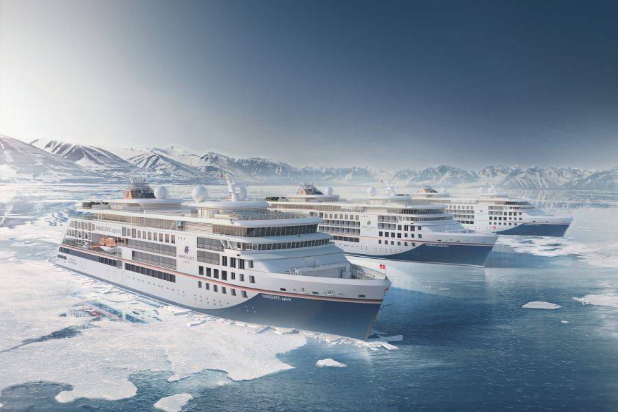 Drei Kreuzfahrtschiffe von Hapag-Lloyd sind in auf einer Arktis-Expedition.