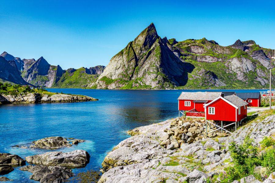 Rote Fischerhütten von Bergen und Fjordlandschaft auf den Lofoten in Norwegen