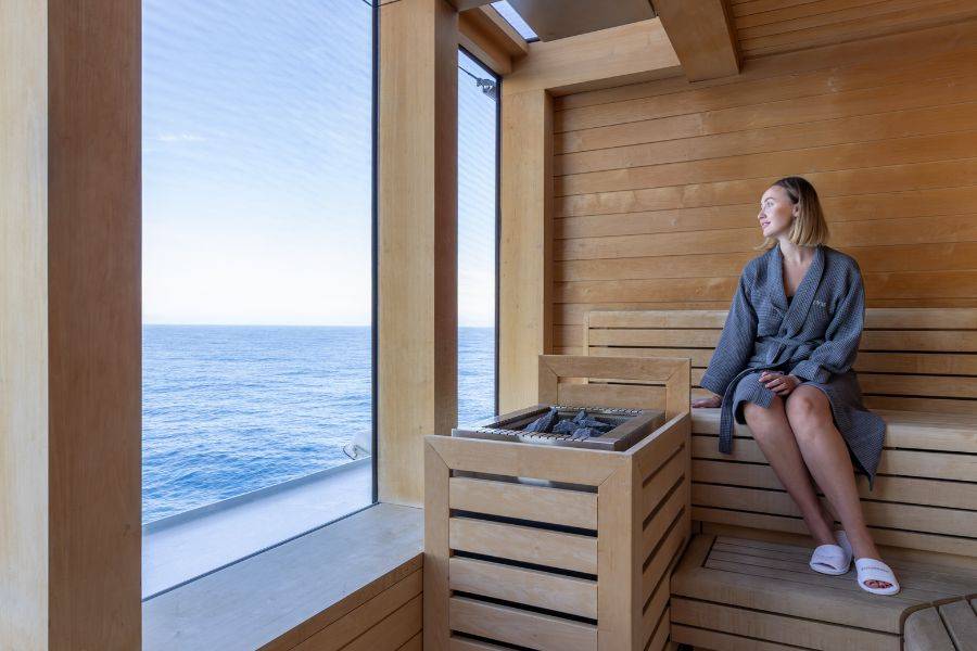 Sauna mit Panoramafenster und entspannendem Blick auf das offene Meer