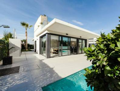 Modernes Ferienhaus mit großer Glasfront, Terrasse und privatem Pool in sonniger Lage