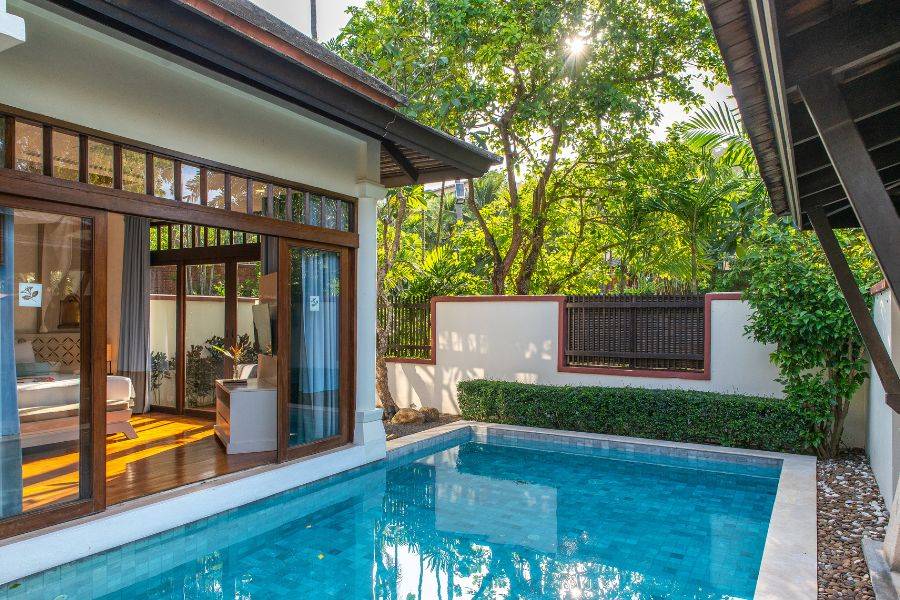 Private Pool Villa im tropischen Garten des Melati Beach Resort